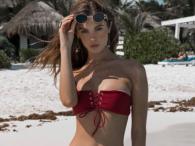 Carmella Rose zmysłowo w czerwonym bikini